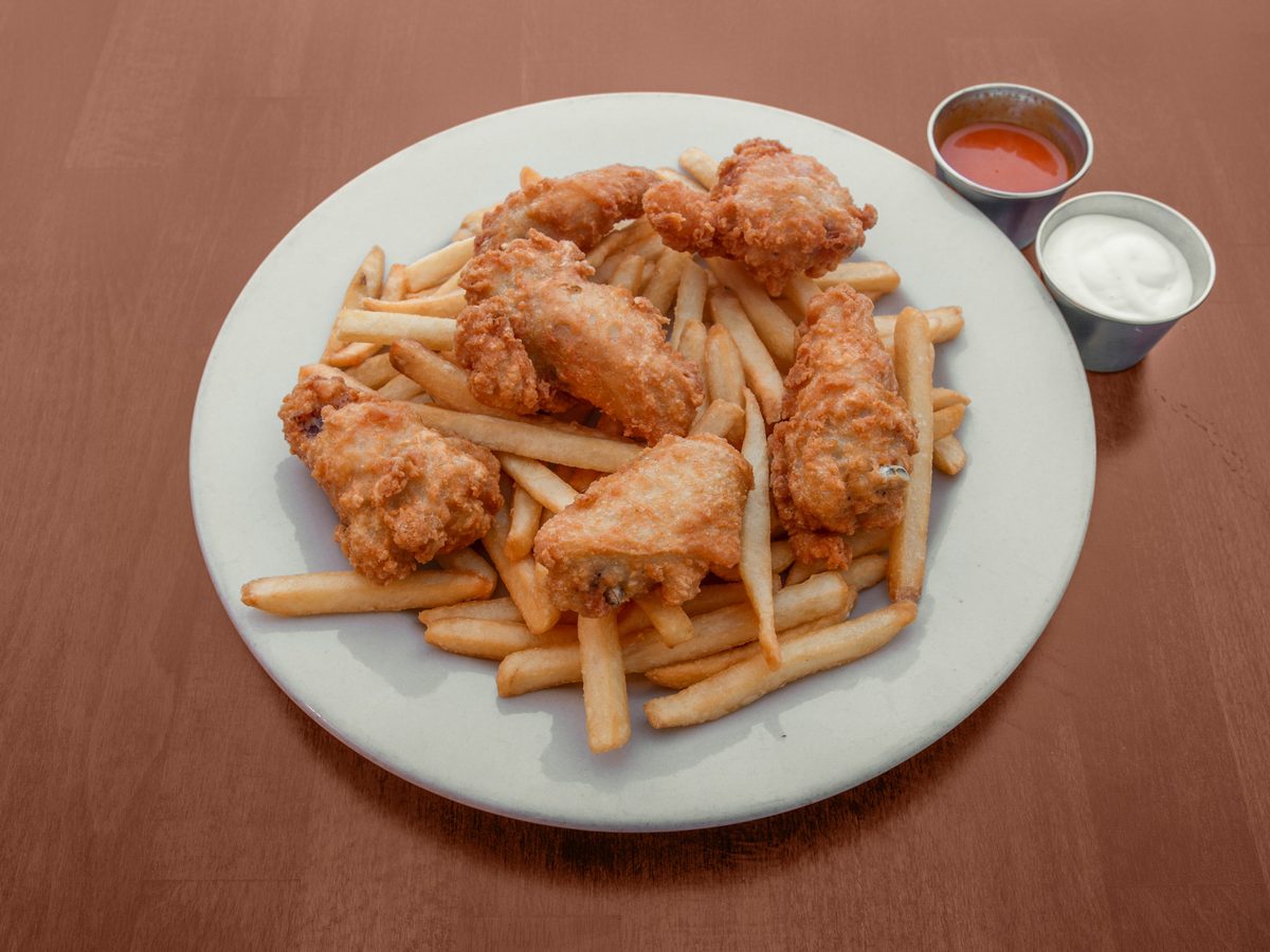Alitas Búfalo Con Papas Fritas / Buffalo Wings with French Fries
