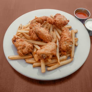 Alitas Búfalo Con Papas Fritas / Buffalo Wings with French Fries