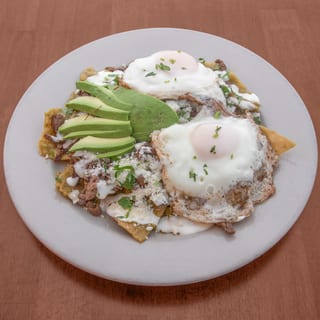 Chilaquiles Con Carne Y 2 Huevos Fritos / Chilaquiles with Meat and Two Fried Eggs