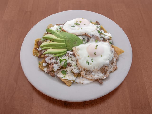 Chilaquiles Con Carne Y 2 Huevos Fritos / Chilaquiles with Meat and Two Fried Eggs